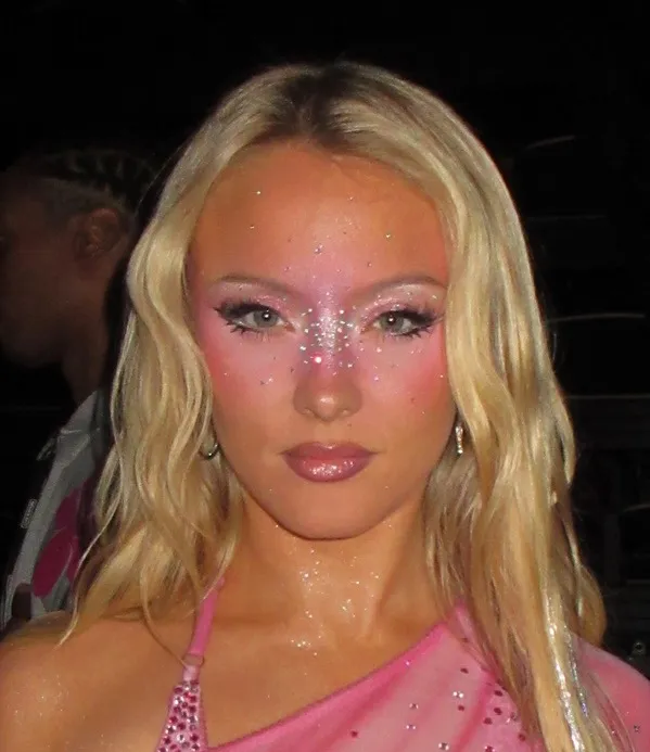 Porträtt av Zara Larsson